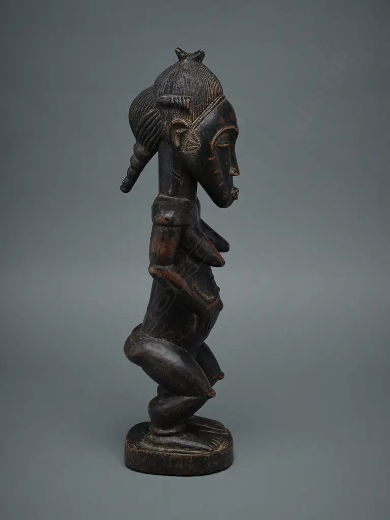 A Baule wooden female figure - Ivory Coast – Africa, Image 1++